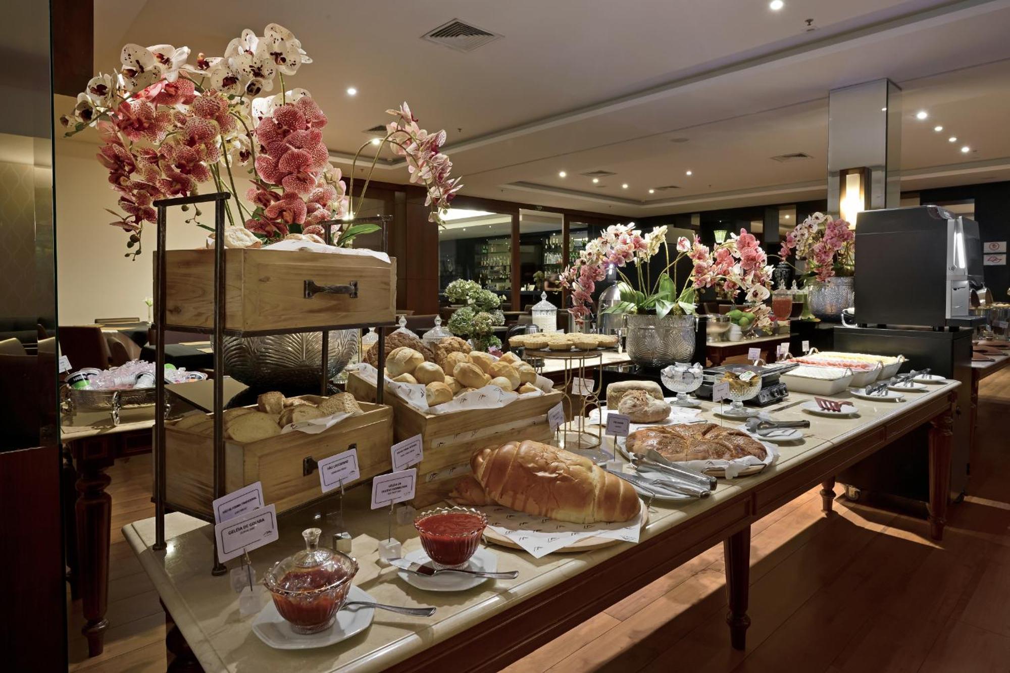 Hotel Mont Blanc Premium Ribeirao Preto Ngoại thất bức ảnh A buffet at a hotel