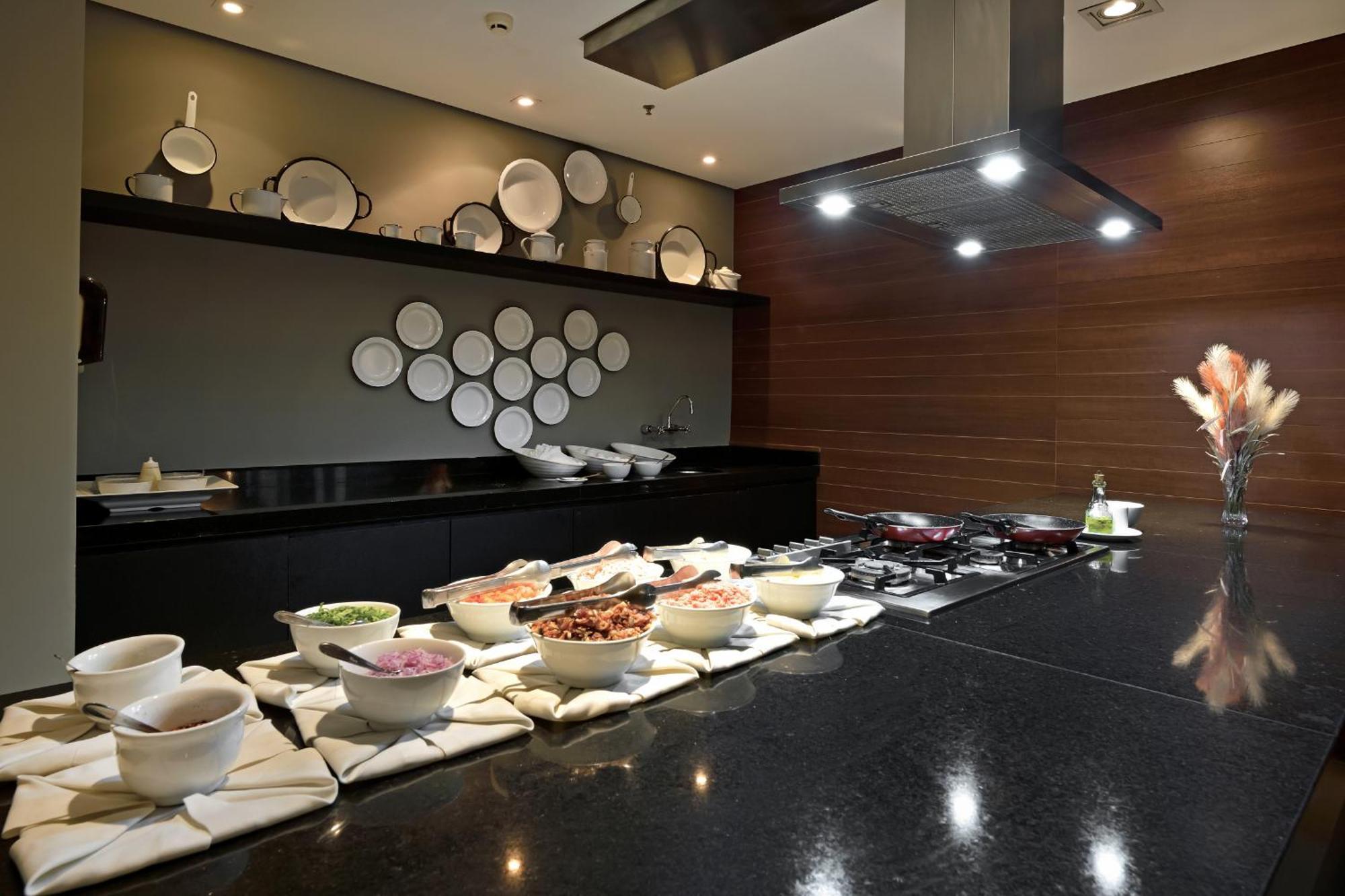 Hotel Mont Blanc Premium Ribeirao Preto Ngoại thất bức ảnh A buffet at a hotel